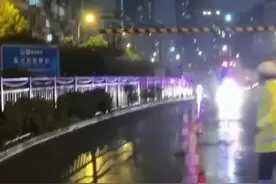 受“轩岚诺”影响黄浦江轮渡停摆 上海交警警车开道护送非机动车过江图片