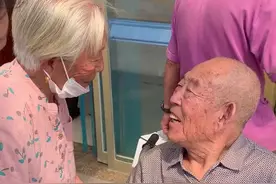 长姐如母！威海102岁姐姐给86岁弟弟塞“零花钱”图片