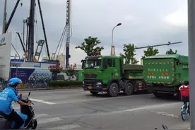 上海一段小路土方车无视禁令飞驰！沿路4个学校，家长投诉“太危险了”图片