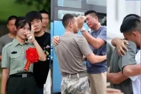 退伍战士实景拍照留念！网友：没有任何p图痕迹……吧图片
