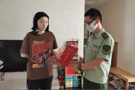 军人父亲因公牺牲7年后，她考上了军校图片