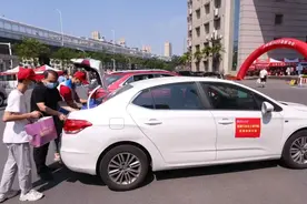 教授开车帮运行李，武汉这所大学新生太有面子了图片
