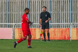 足总杯首轮低级别球队门将场边小便，被裁判直接出示红牌罚下场图片