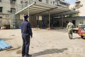 违建汽修厂藏身居民区扰民不断 合肥庐阳城管依法拆除图片