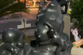 上海一商业广场雕塑被指不雅，管理方：将考虑撤换图片