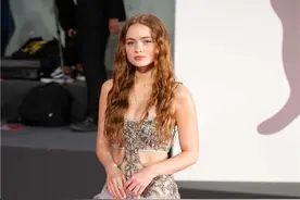 青春明艳！“00后”女星萨迪·辛克登威尼斯红毯图片