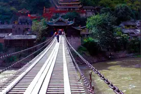 四川泸定桥景区：泸定桥并未受损，防范余震景区今日暂停开放图片