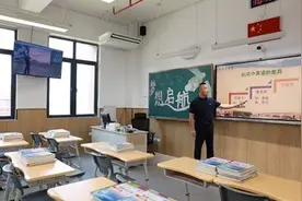 龙津中学在教室里用智慧录播系统上网课，学生惊呼如身临其境图片
