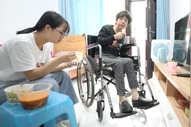 湖南女孩“专升本”考入南华大学，带着脑偏瘫母亲报到图片