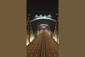 杭州彭埠大桥璀璨亮灯 钱塘江上又多一道靓丽夜景图片