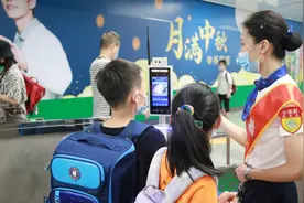 禁带手机！学生坐地铁如何查验健康码？收好这份攻略图片