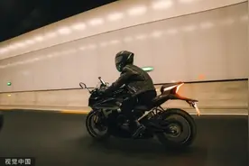 法国摩托停车要收费，有骑行者抗议也有巴黎市民欢迎图片