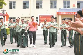 上军校！军营摸爬滚打中历练的士兵考生实现军校梦图片