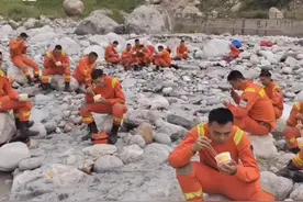 30秒｜暖心！震区村民徒步1个多小时自发给救援人员送饭图片