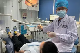 门牙有缝隙让大学女生有些自卑，医生用活动矫治器帮她成功矫牙图片