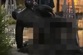 上海青浦一商业广场雕塑被指不雅，商家：已第一时间更换图片