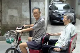 爱的反哺！82岁老伯每天骑三轮车带百岁母亲散心图片