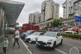追踪｜私家车不再挤占公交站 市民乘车更安全图片