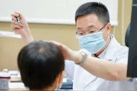 东莞一名3岁儿童近视400多度，医生提醒：学龄前是预防近视的关键期图片