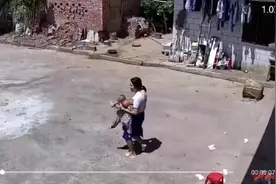 这就是母爱！地震瞬间抱着三胞胎冲到院坝 妈妈：当时来不及多想，太紧张了图片