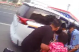 临沂一孕妇路边分娩 警车秒变救护车火速送医图片