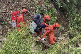 泸定海拔2000米深山余震不断，森林消防转移31名被困人员图片
