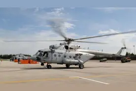 解放军直升机出动！悬停吊救伤员图片