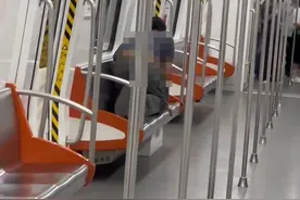 男子地铁上跪地学狗叫，乘客纷纷远离，杭州地铁：有精神病史图片