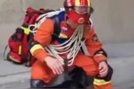 30秒｜你护我平安 我给你带路 震区“导航犬”给救援人员带路一小时图片