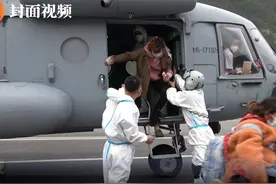 双机配合 悬停吊救 视频直击西部战区空军直升机救援现场 |“9·5”泸定地震图片