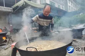 为了救援人员能吃上热饭菜，他们每天换着花样做晚饭……图片