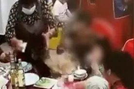 服务员上菜时手滑整锅汤洒向小孩，店家：建议走司法程序处理视频封面
