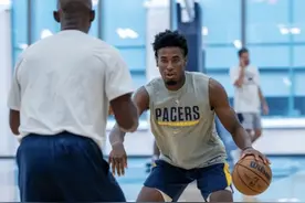 众步行者球员亮相球队训练馆：男孩们都已经回来了图片