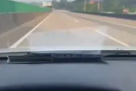 “帮我问问交警，限速120，我开220算不算超速？”图片