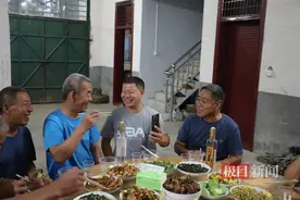 收留流浪聋哑汉12年，回家半年多相互惦念，大爱小伙接回“哑叔”过中秋图片