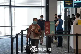 杭州机场T4航站楼迎来首批旅客，杭州机场三期今起试运行图片