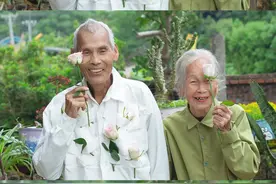 “00后”女孩为爷爷奶奶拍青春大片！网友：“想自己的爷爷奶奶了”图片