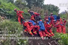 四川雅安：以肩为桥 战士“筑”路图片