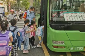 孩子上学没人接送？杭州这个区已经有33条“求知专线”，家长：真香图片