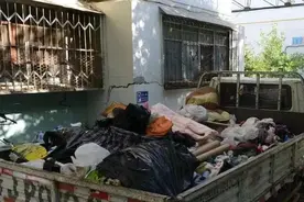 住户屋内囤满垃圾，邻居4年不敢开窗！法院持续12小时强制清理图片