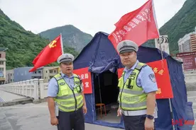 双胞胎兄弟执勤路上偶遇：第四次并肩抗震救灾，祖孙三代都是警察图片