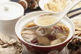 乌骨鸡、老母鸡，哪个更滋补？这样吃，养肾、润肺，味道太鲜了图片