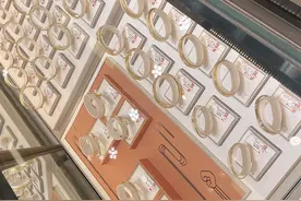 8.5克黄金手镯一口价超万元引热议 记者探访：一口价饰品单价普遍较高，购买前还请多留意图片