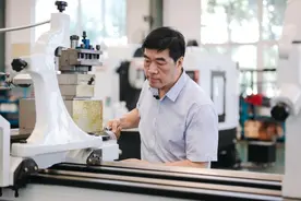 从一线技工到大学教授——一位机床产业工人的“新身份”图片