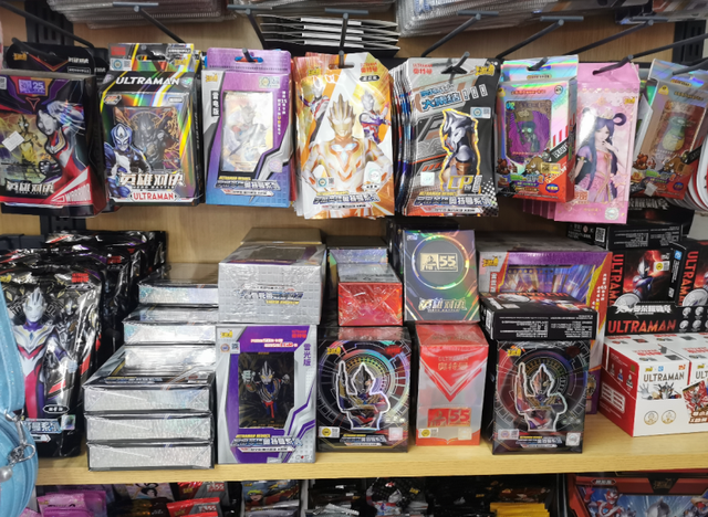 卡游的“氪金游戏”：“奥特曼卡牌”吸金小学生，盲盒式营销引争议