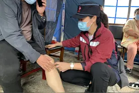 泸定地震灾区的“铁娘子军”图片