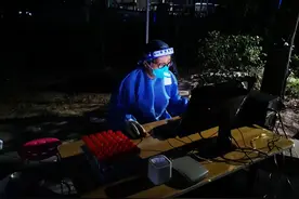 “孩子听话，妈妈打小怪兽去了”图片