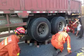 双腿被压货车下，平湖消防救援人员合力救出被困电瓶车骑手图片