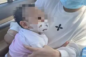 “救命，孩子误食蟑螂药！”民警：“快上车！”图片