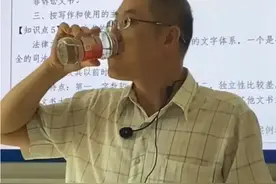 教师用辣酱瓶喝水，为何会走红？| 新京报快评图片